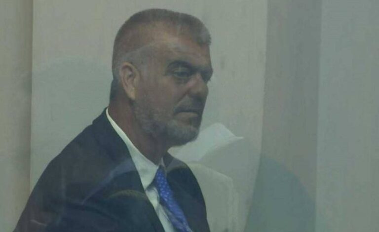 Kronikë/ Burgu ndryshon Lefter Kokën! Ish-ministri shfaqet për herë të parë në sallën e gjyqit