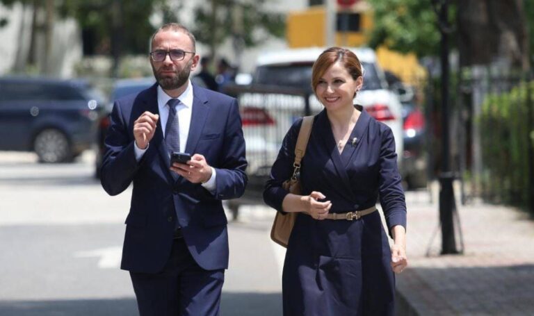 Arsyet e bojkotit politik të Clintonit nga kundërshtarët e Bashës