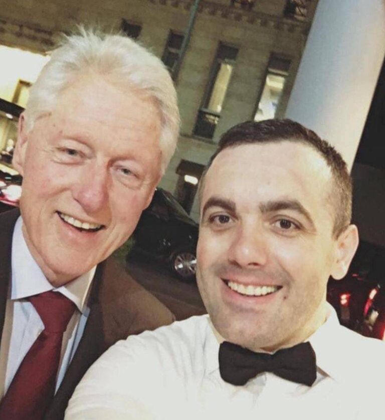 Historia me kamarierin shqiptar që tregoi ish-presidenti Clinton, Arben Hysenaj: Më erdhi vetëvetiu