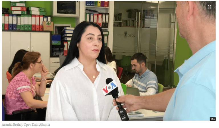 “Zëri i Amerikës”: 5 familje dhe 27 individë zotërojnë mediat kryesore televizive në Shqipëri, shumica përfitojnë nga qeveria