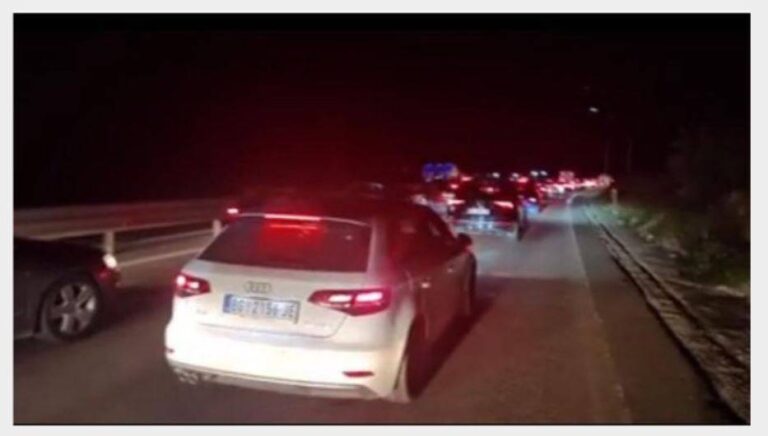 Bllokohen makinat, radhë kilometrike në kufirin Shqipëri-Kosovë