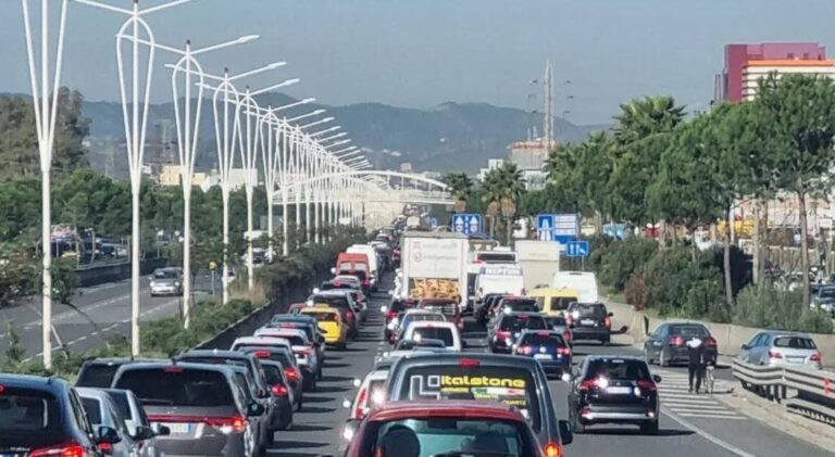 Trafik kilometrik, qytetarët i drejtohen bregdetit të Durrësit