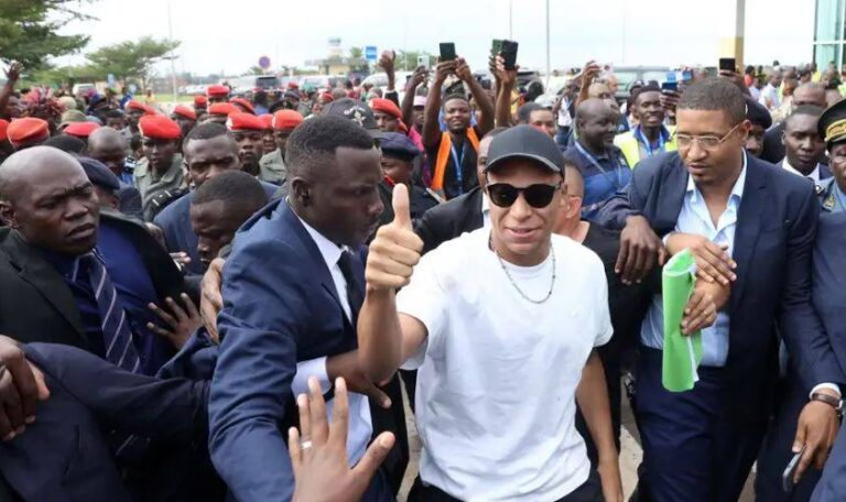 Mbappe shoqërohet nga ushtria dhe autoblindat në Kamerun