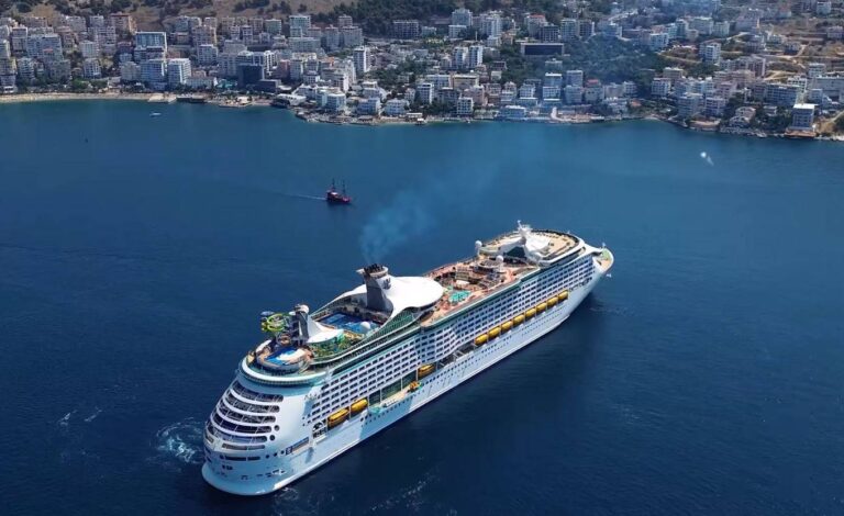 VIDEO/ Rama: Për herë të parë, ”eksploruesja e deteve” me 2700 turistë të huaj mbërrin në Sarandë
