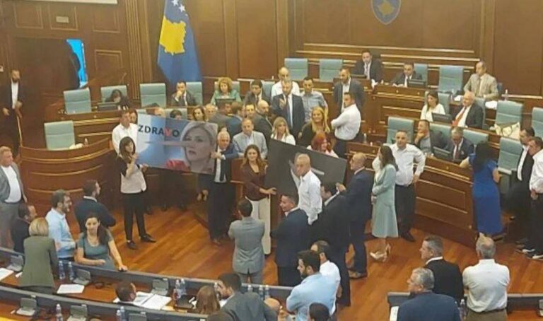Sërish tensione në Kuvendin e Kosovës, opozita mban në duar pankarta në gjuhën serbe