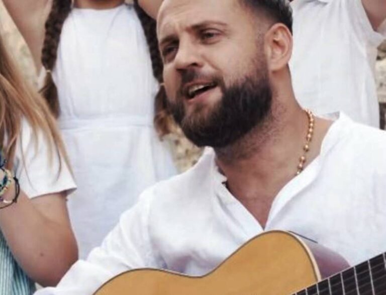 Luiz Ejlli publikon këngën për Kiarën