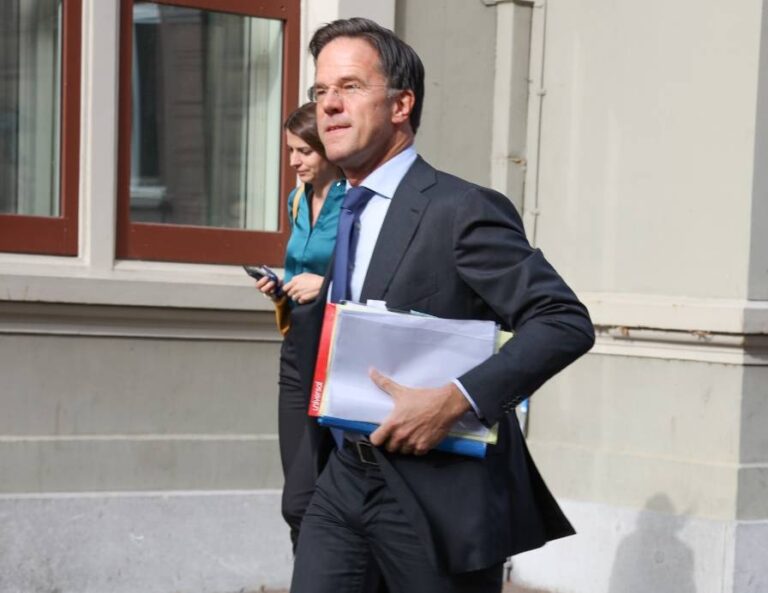Bie qeveria në Holandë, kryeministri Mark Rutte jep dorëheqjen