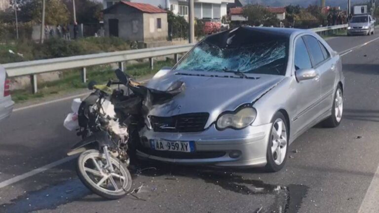 Aksident në Vaqarr, makina futet në parakalim të gabuar dhe përplaset me motorin. 22-vjeçari humb jetën