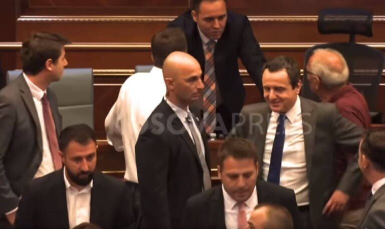 U sulmua në Kuvend, Kurti shfaqet i qeshur