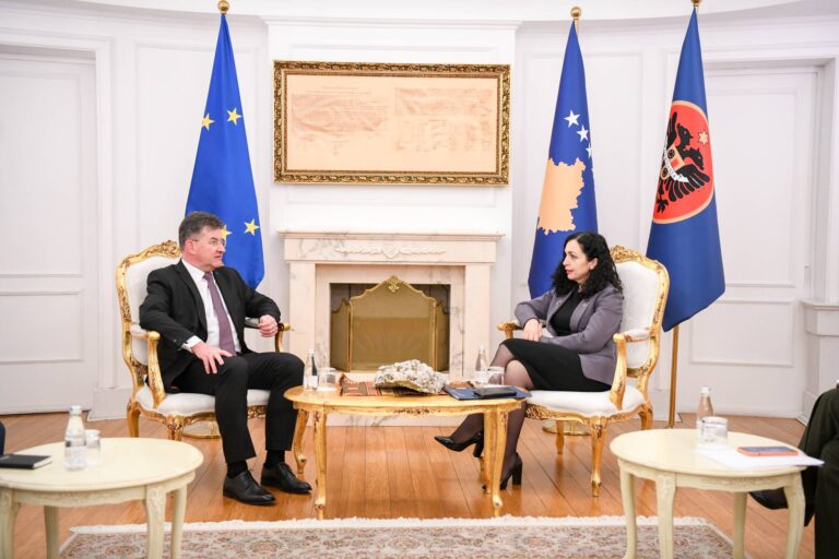 Takimi me të dërguarin e BE-së, Presidentja Osmani: Kosova ofroi zgjedhje të reja në veri