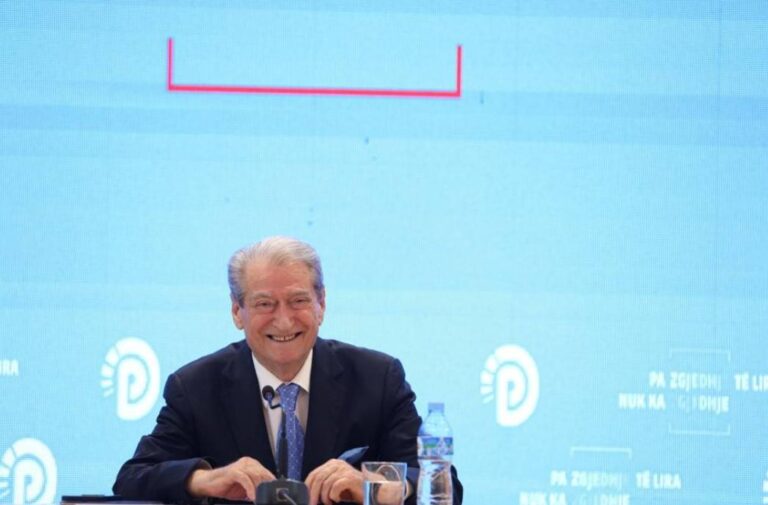 Sali Berisha: Ahmetaj realizoi arratisjen e shekullit, Rama e porositi. Kurse Dako meriton një dekoratë që nuk iku