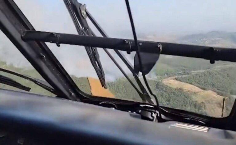 VIDEO/ Situata me flakët, helikopteri Cougar në mision për shuarjen e zjarrit në Fier