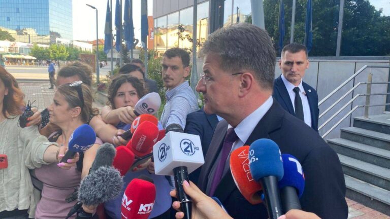 Lajçak pas takimit me kryeministrin e Kosovës: Me Kurtin biseduam gjatë