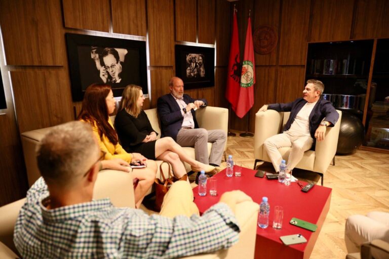 Pas Bashës dhe Metës, Paul McCarthy takohet edhe me Damian Gjiknurin