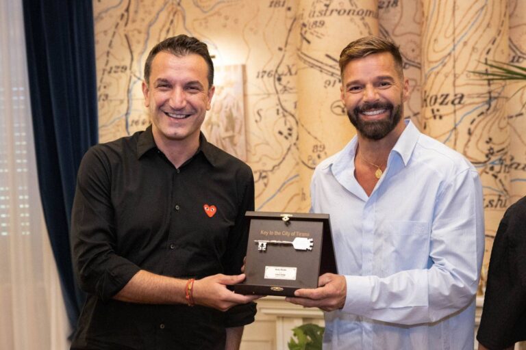 Veliaj pret Ricky Martin, i jep Çelësin e Qytetit: Krenar që këngëtarë kaq të mëdhenj vlerësojnë Tiranën