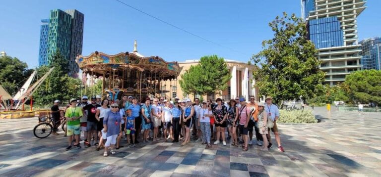 Policia bashkiake kujdeset për qindra turistë që shijojnë Tiranën (FOTO)