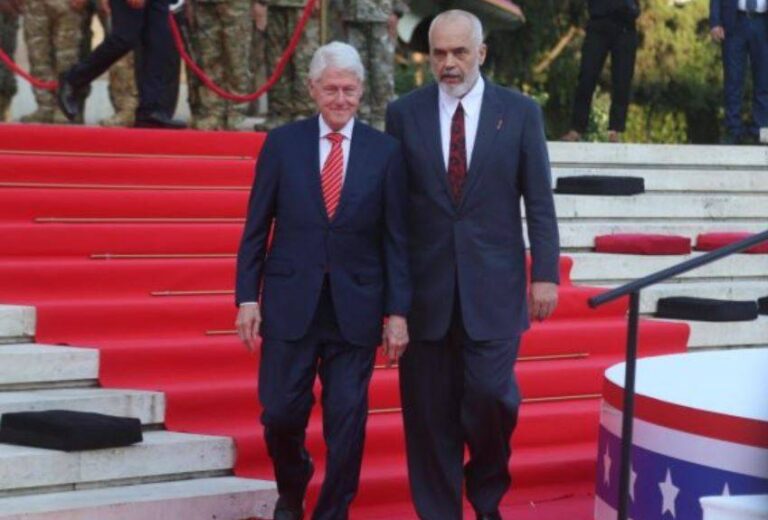 Bill Clinton takim me kryeministrin Edi Rama në rezidencën qeveritare