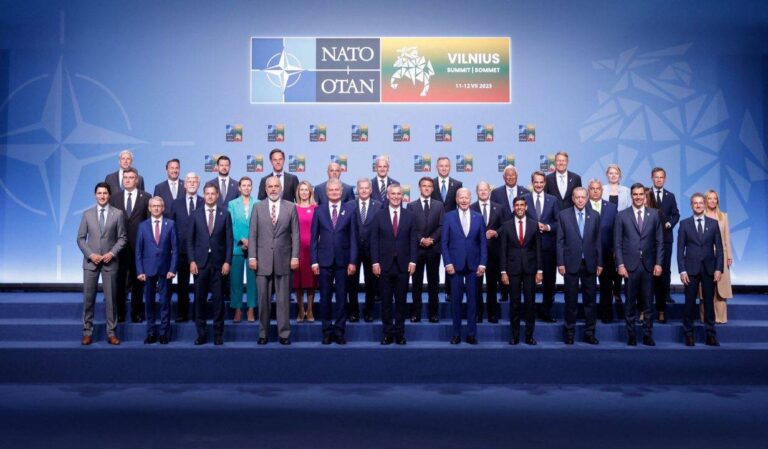 VOA: Ndërsa vazhdon lufta në Ukrainë, cili është roli i NATO-s në mbështetje të Kievit?