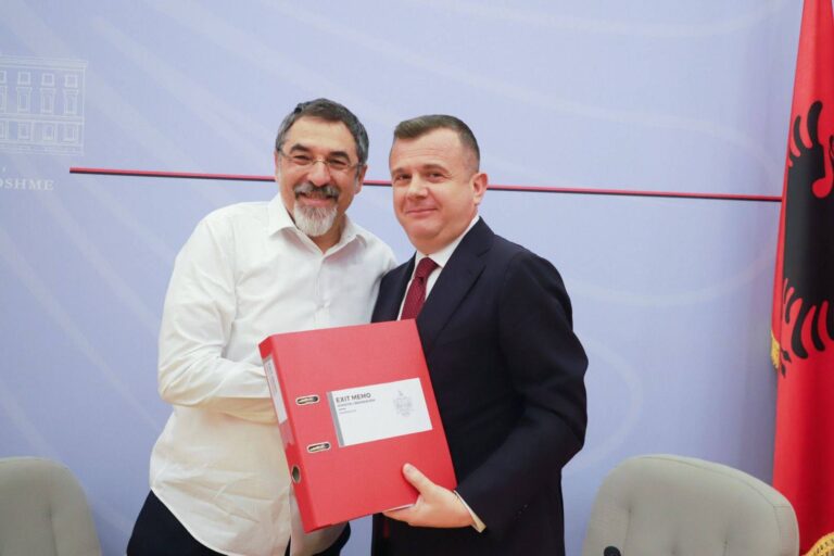 Bledi Çuçi pret në zyrë Taulant Ballën, i dorëzon detyrën si ministër i Brendshëm