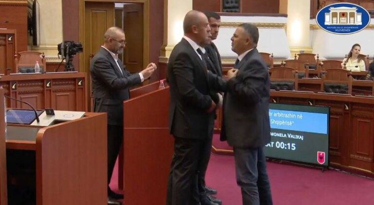Tensione në Kuvend, deputeti i PD-së: Kam 2 orë që kam bërë pyetjen…