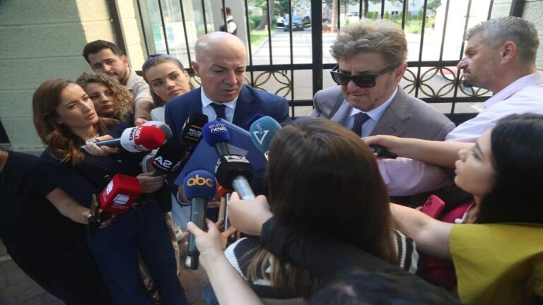 FOTO/ Zbardhet mbrojtja e Ahmetajt, avokatët: SPAK nuk ka hetuar faktet penale, por personale