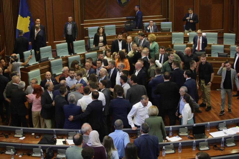 Kërcet grushti në Parlamentin e Kosovës! Sulmohet Albin Kurti, deputetët rrihen me njëri-tjetrin (VIDEO)