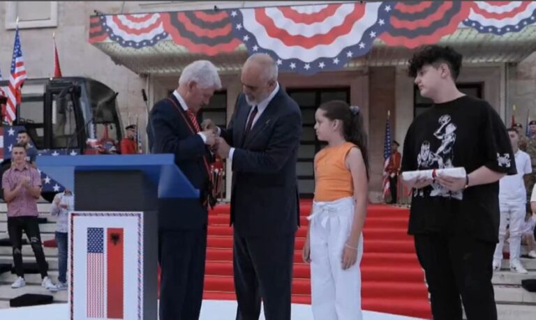 Bill Clinton nderohet me medaljen ”Ylli i Mirënjohjes Publike”, Rama: Keni qenë me ne gjatë kohës