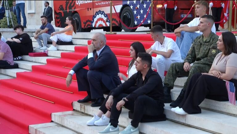 FOTO/ Rama ndjek fjalën e Bill Clinton i ulur në shkallët e Kryeministrisë, në krah të rinisë nga Kosova