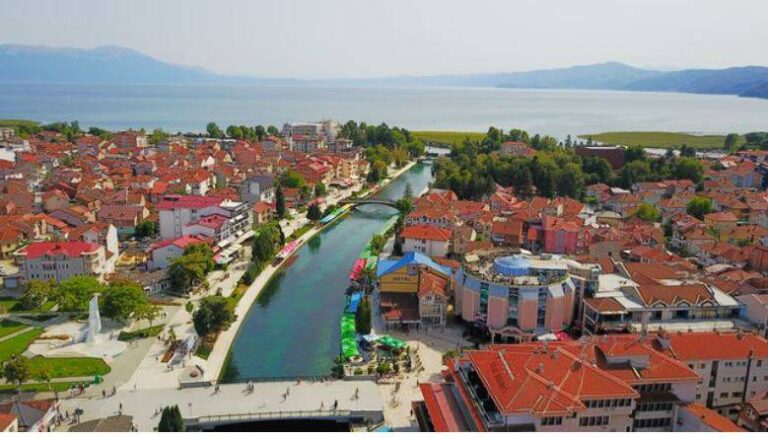 Struga ndalon shëtitjen me bikini në qytet