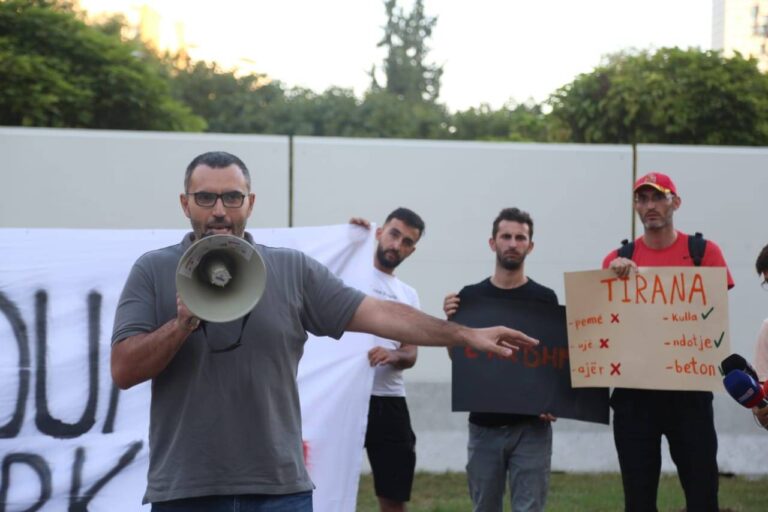 Arlind Qori ironizon ndërtimin prapa TOB: Le të ngremë një kullë në mes të sheshit ”Skënderbej”
