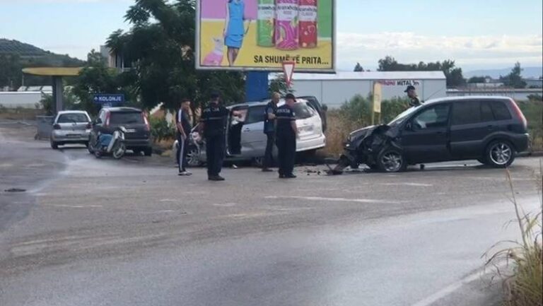 Moti i keq, aksident edhe në Fier, përplasen dy makina! Policia: 10 të lënduar