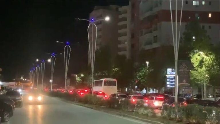 Dyndja e turistëve në Vlorë, radhë e gjatë automjetesh në Lungomare
