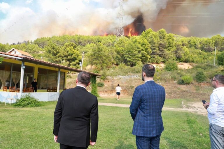 Zjarr i madh, helikopteri dhe zjarrfikëset në luftë me flakët. Balla shkon në Laç: Arrestohet autori