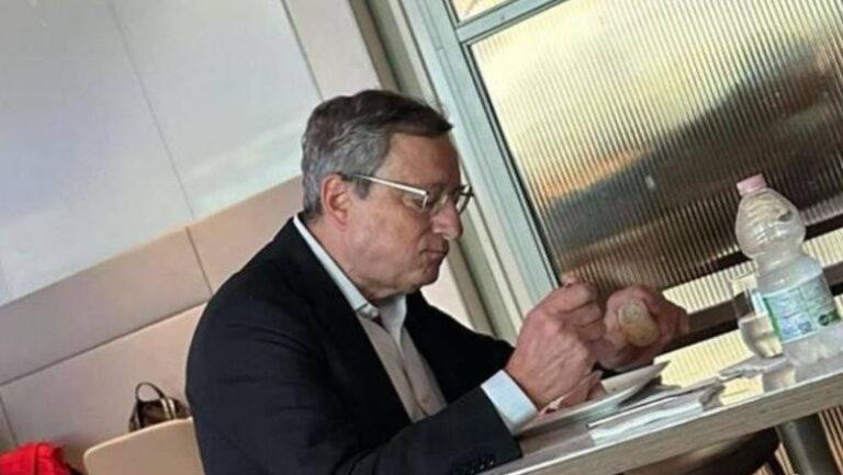 Ndryshe nga politikanët shqiptarët, ish-kryeministri merr ujë dhe bukë në aeroport