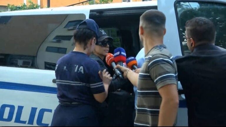 Kronikë/ “Çfarë lypët te Safet Gjici?”, Alma Kaçi e indinjuar me gazetarët që e presin në dyert e Gjykatës