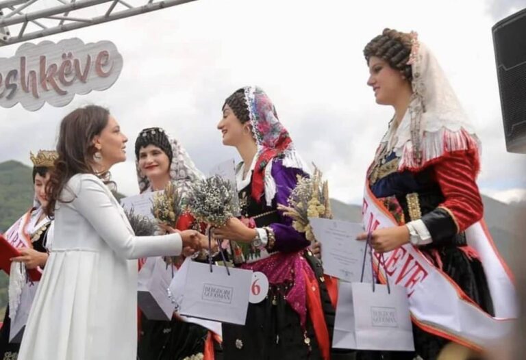 FOTO/ Çikat e bjeshkëve, Rama: Vizitorët shijuan vallet e shtojzavalleve të stolisura me xhubletën e hijshme, si dhe këngët me lahutë e çifteli