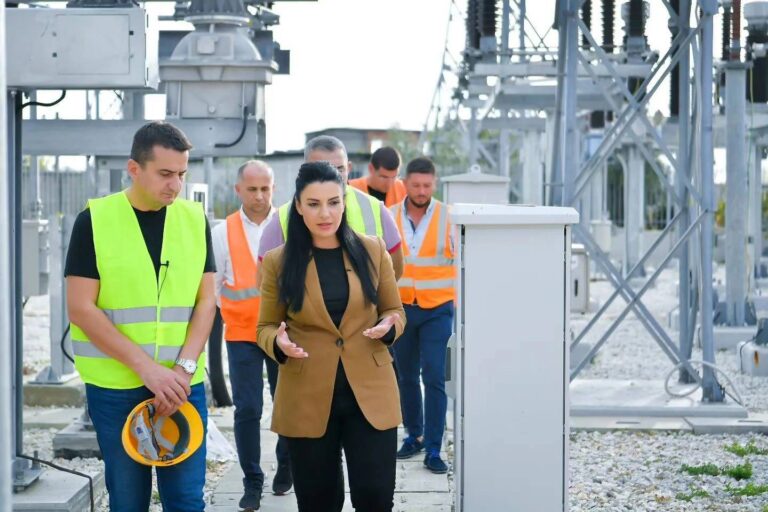 Zv/kryeministrja Balluku: Mbi 120 MWH energji të instaluara për vetëkonsum nga biznesi dhe familjarët