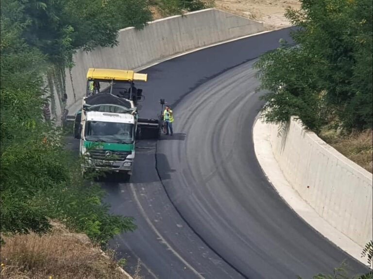 FOTO/ Rama: Avancojnë punimet në tre lote të rrugës Qukës-Qafë Plloçë