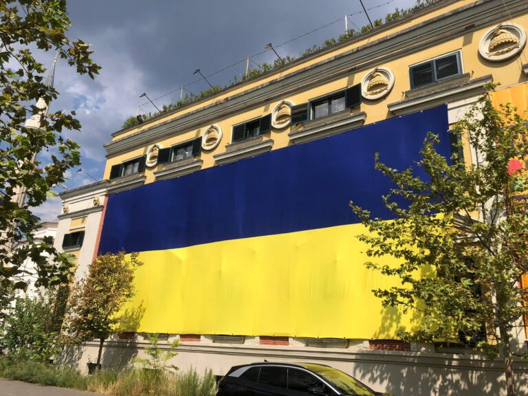 Tirana vishet me flamurin e Ukrainës në 32-vjetorin e Pavarësisë, Veliaj: Vijojmë mbështetjen tonë 