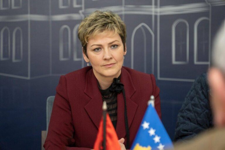 Këshilltarja e Kurtit: U ndalova në kufi nga policia serbe! Kryeministria: Shkelje e lirisë së lëvizjes