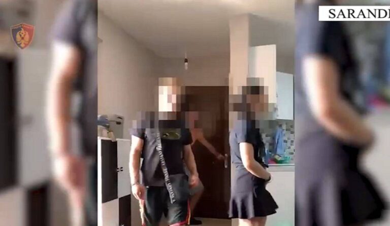 VIDEO/ 6 italianët u mbajtën ”peng”, sherr dhe debat: Kjo që po bëni është ilegale, hapni derën