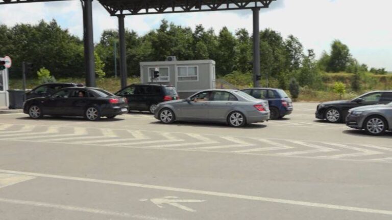 Radhë të gjata në Kosovë. Vonesa nga Serbia, pengesë edhe moti i keq rrugës