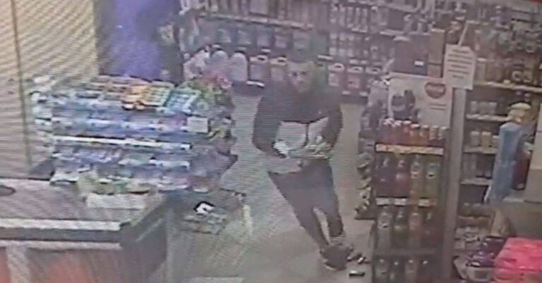 VIDEO/ I pamaskuar, i riu nën kërcënimin e thik*s vjedh xhiron ditore në një supermarket
