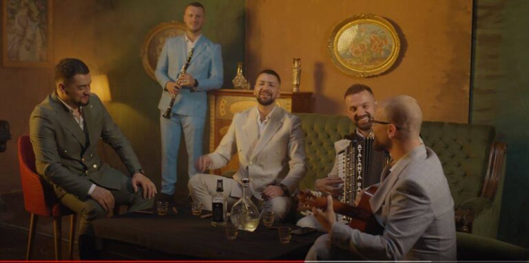 Florioni, Fatoni dhe grupi muzikor ”Atalanta” publikojnë një version më unik të këngës ”Qefe qefe kjo dynja”