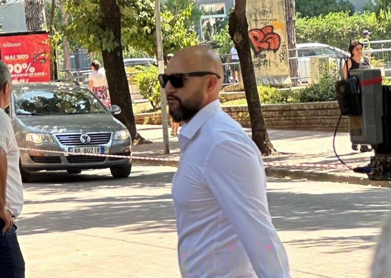 FOTO/ Deputeti heq dorë nga kostumet, “guxon” me portokalli dhe me trup super në formë