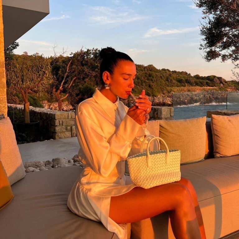 Dua Lipa pozon nga pushimet në Shqipëri, por fansat ‘e kryqëzojnë’ për cigaren