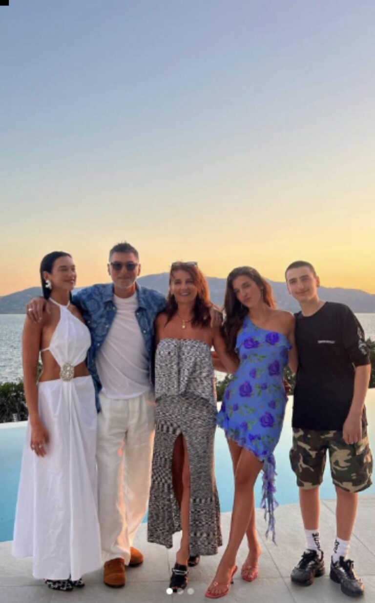 Mamaja e Dua Lipës sjell fotot e rralla nga jugu