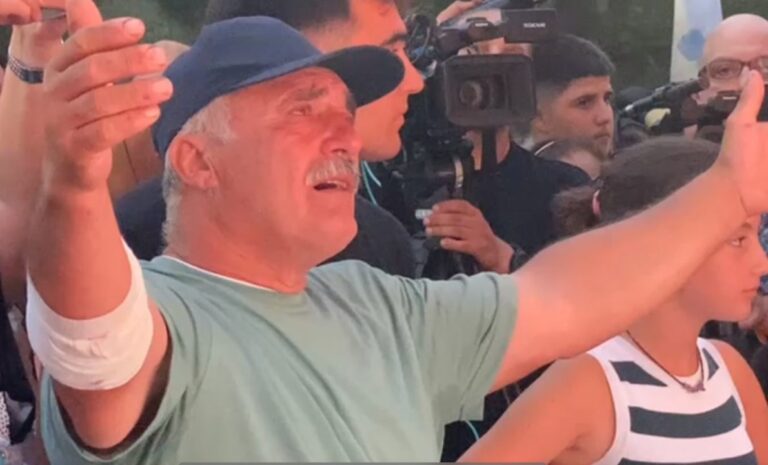 Fotolajm/ Fredi Beleri në burg, mbështetësit nuk mbajnë lotët
