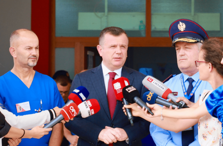 Ministri Balla viziton në spital efektiven e aksidentuar: Respektoni rregullat e qarkullimit rrugor