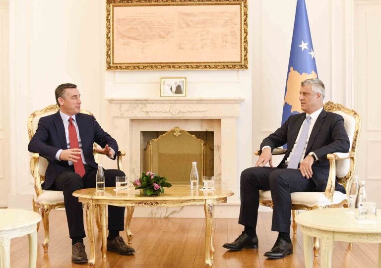 ​Trupi gjykues në Hagë vendos për Thaçin dhe Veselin: Vazhdim të paraburgimit